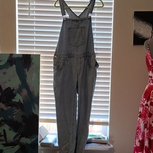 Lightwash Levi overalls